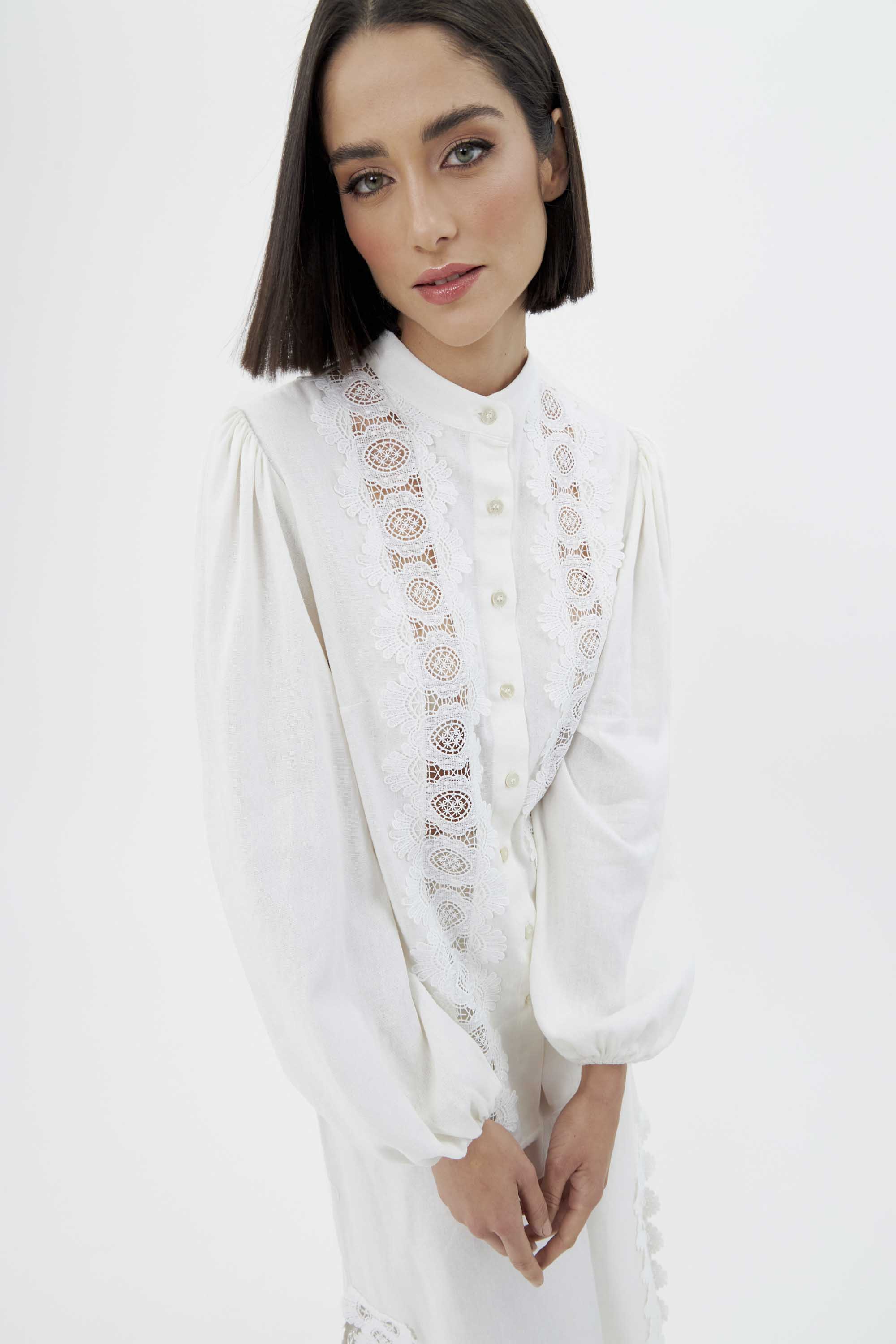 REST0087 -  CAMISA C/ RENDA APLICADA FRONTAL